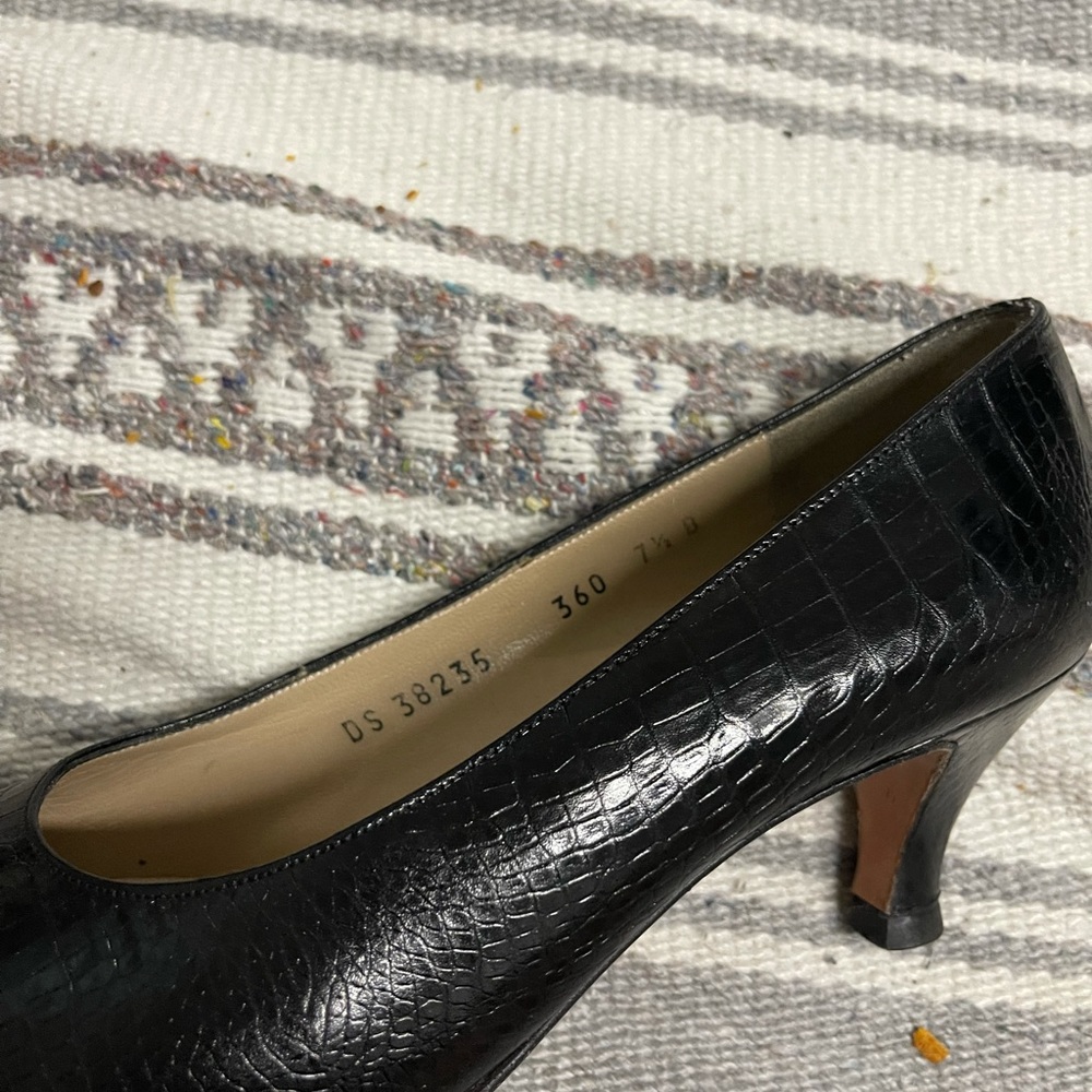 Salvatore Ferragamo Vintage Black pump leather print 7 1/2 - Picture 8 of 9